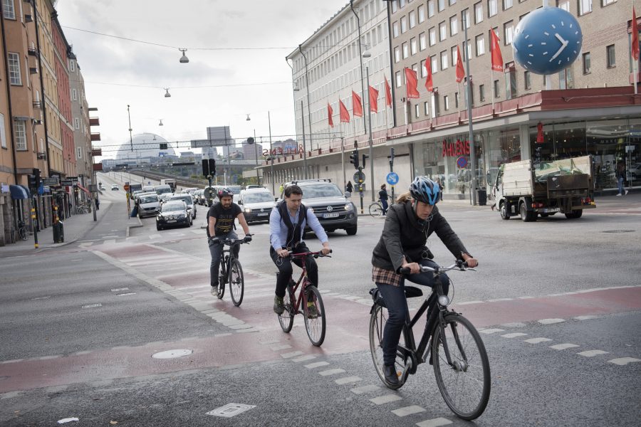 Cyklister och gångtrafikanter i Stockholm har en ökad risk att dö i förtid på grund av avgaserna de inandas, enligt en studie.