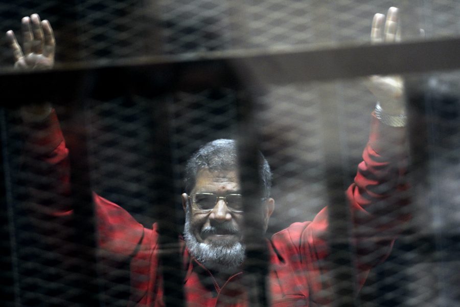 Muhammad Mursi vid ett annat domstolsframträdande, bakom galler, i juni 2015.