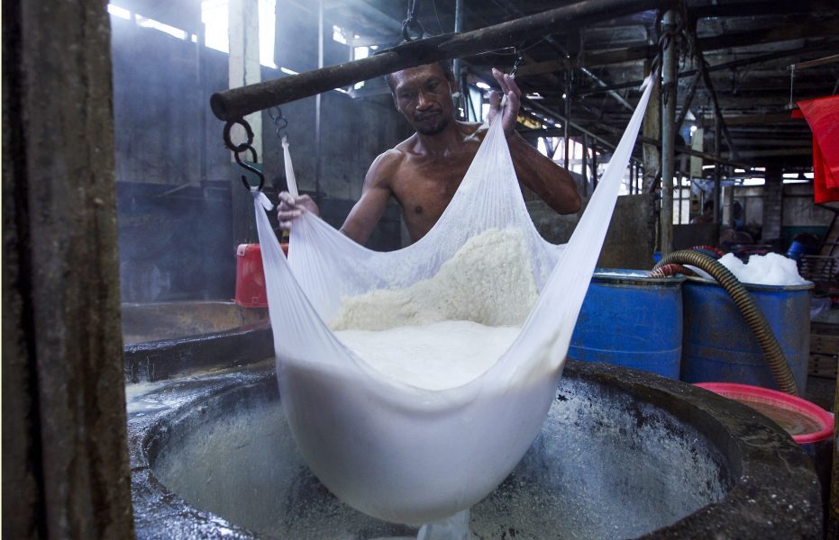 Tofumassan rinner av i en silduk på en liten tofufabrik på Bali.