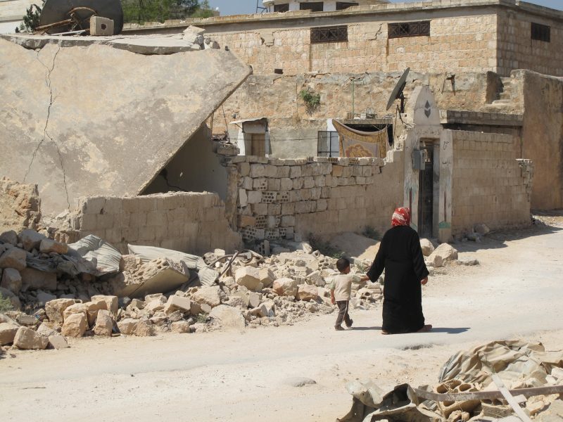 En syrisk kvinna och hennes barn nära Marat al-Numan.