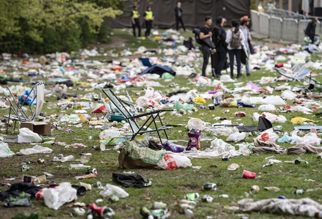 LUND 20190430
Drivor av skr‰p framfˆr scenen innan st‰dningen infˆr valborgselden d ˆver 20000 personer traditionsenligt p tisdagen firade sisteapril i Stadsparken i Lund.
Foto: Johan Nilsson / TT / Kod 50090 Sociala normer, det agerande som vi ser hos andra, är en stark faktor för de val vi själva gör, enligt forskaren Magnus Bergquist, postdoktor i psykologi vid Göteborgs universitet