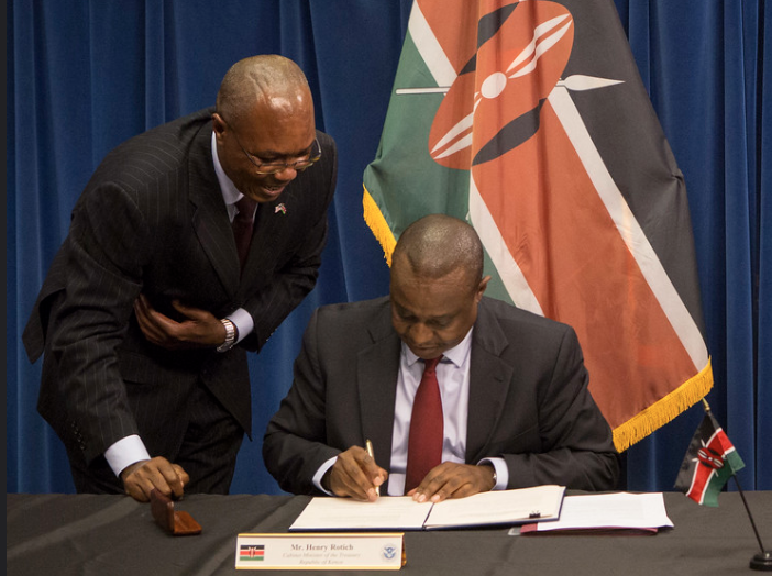 Arkivbild på Kenyas finansminister Henry Rotich (till höger).