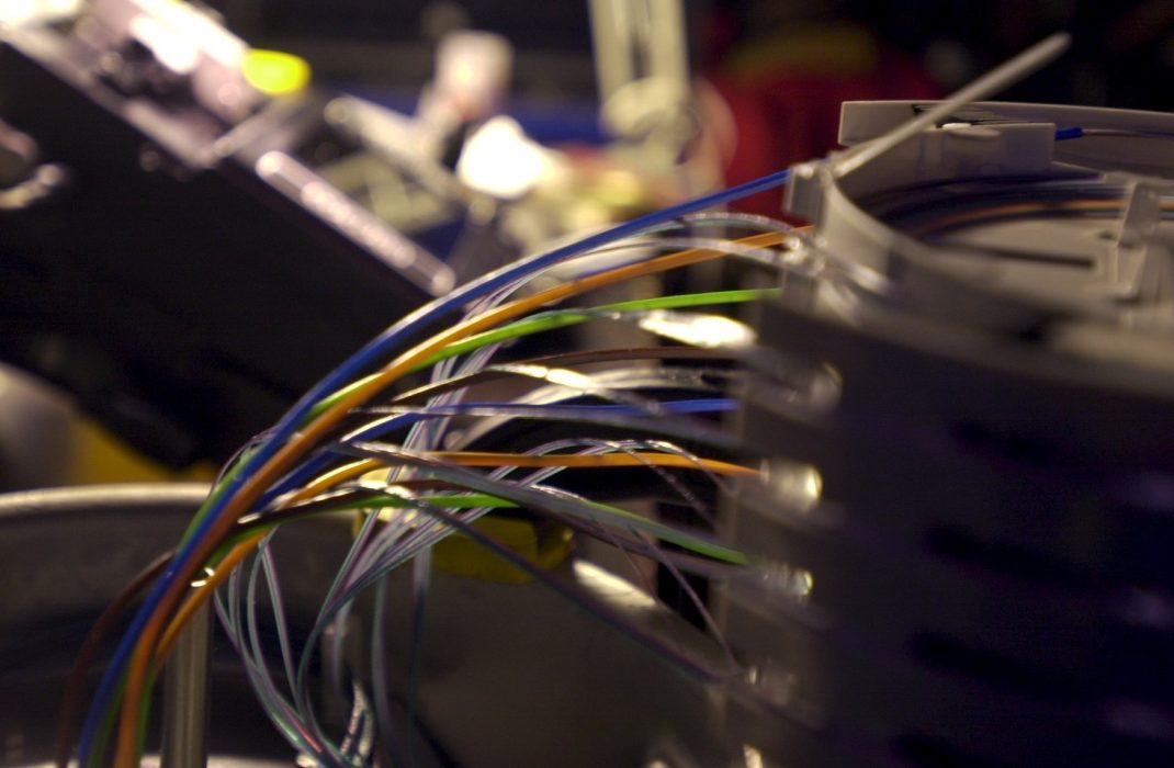 ©SCANPIX SWEDEN, 2000-12-04.
Kraftcom sätter upp bredband i teleledningar utanför Enköping.
Lednigar, trådar, fiber, plast-kabel i olika färger.
Foto: Anders Wiklund/SCANPIX
Code: 50030 Regeringens nationella bredbandsmål är att 95 procent av alla hushållen ska ha tillgång till 100 Mbit/s år 2020