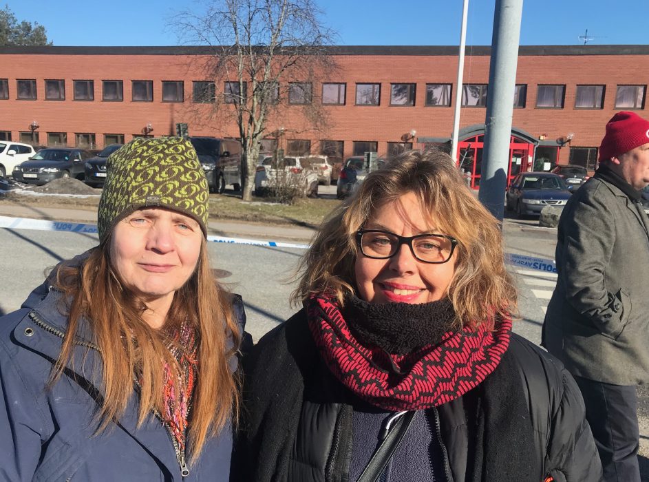 Tova Lignell och Titti Schönbeck demonstrerade mot tvångsutvisningarna utanför förvaret i Märsta