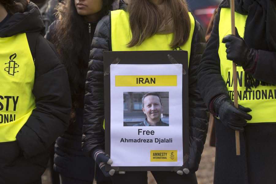 2017 demonstrerade Amnesty utanför Irans ambassad för att Ahmadreza Djalalis frigivning.