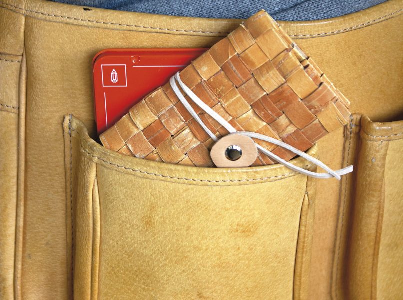 En enkel och praktisk plånbok i flätad näver.