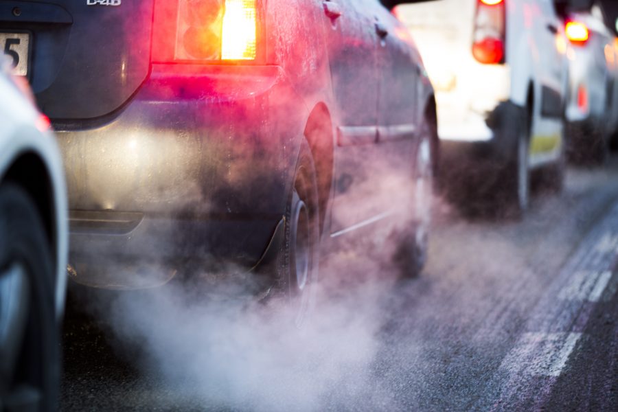 Fler bilar godkänns efter besiktning trots att de kan släppa ut stora mängder avgaser.