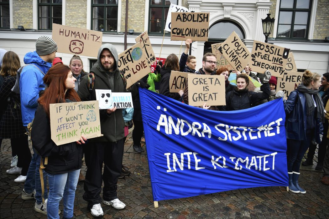 LUND 20190315
Demonstranter som deltar i den globala kllimatstrejken "Global strike for future" p Stortorget i Lund.
Foto: Johan Nilsson / TT kod 50090 Det är viktigt att både trycka på politiker och till exempel våga vara den jobbiga konsumenten i mataffären, menar Cecilia Wisén