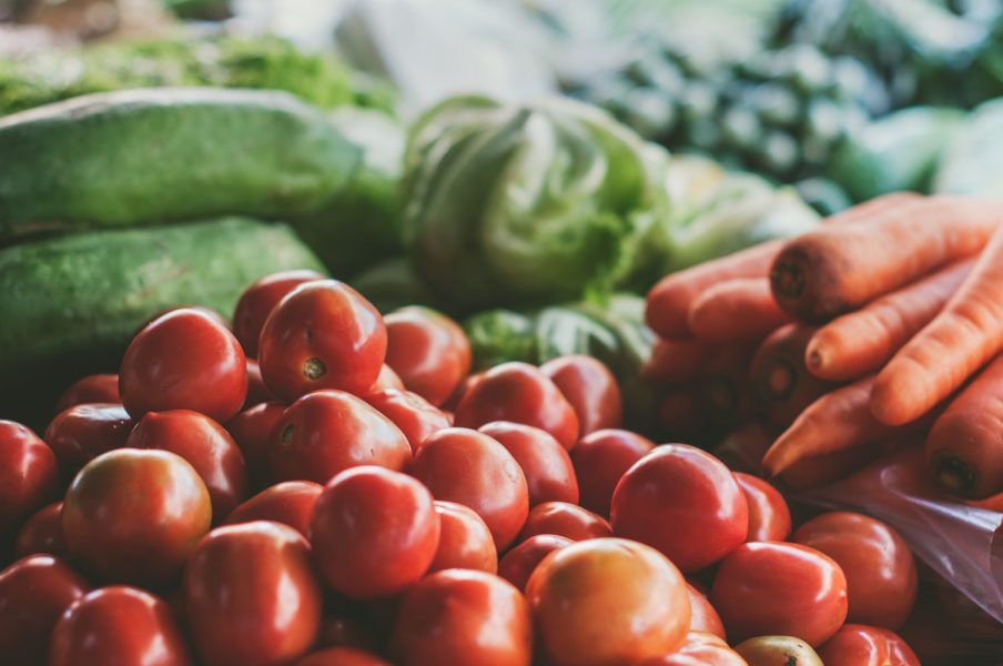 Göteborgs stadsbonde Klara Hansson odlar 17 olika grödor enligt ekologiska principer, exempelvis tomater, sallad, broccoli, kål, ärtor och örter.