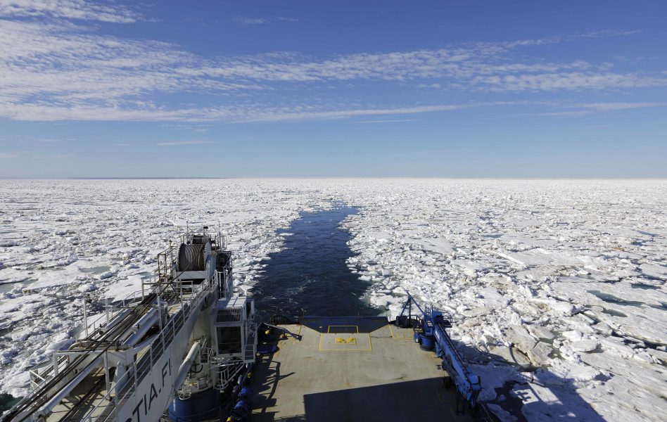 Den finländska isbrytaren MSV Nordica lämnar en isfri ränna efter sig när den går genom norra ishavet i Arktis.