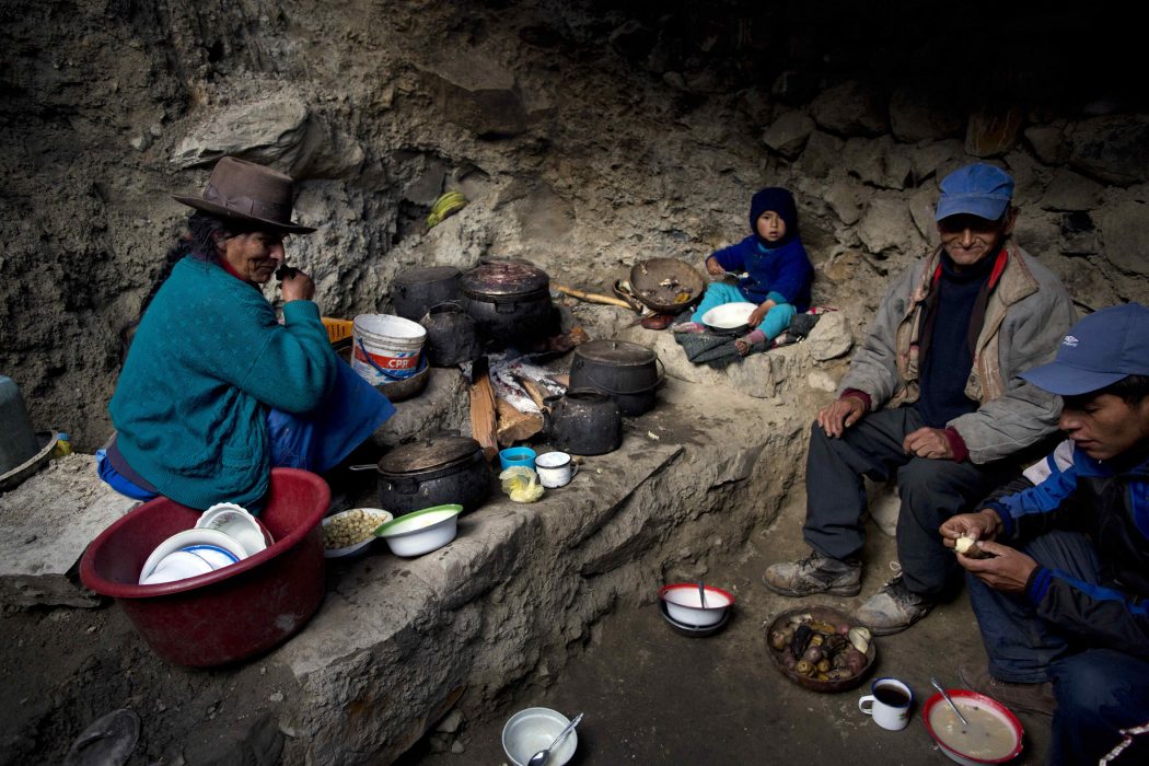 The Diaz family have noodles, potatoes, beans and corn for breakfast inside their kitchen in Chupon, Peru, Tuesday, Sept. 2, 2014. The village lies in the Peruvian Andes in the province of Ayacucho and houses about 30 peasants that subsist on farming corn and potatoes. (AP Photo/Rodrigo Abd) (AP Photo/Rodrigo Abd) Familjen Diaz äter frukost bestående av nudlar, potatis, majs och bönor i byn Chupon, Peru