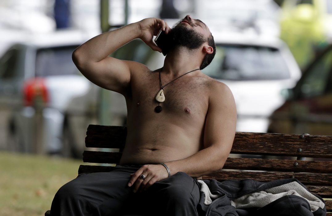 A man reacts as he speaks on a mobile phone outside a mosque in central Christchurch, New Zealand, Friday, March 15, 2019. A witness says many people have been killed in a mass shooting at a mosque in the New Zealand city of Christchurch.(AP Photo/Mark Baker) Moskéerna i Christchurch var fyllda av människor för fredagsbönen