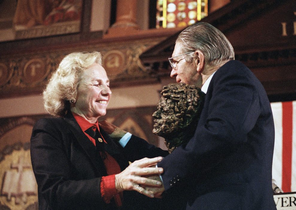 Ethel Kennedy, wife of the late Robert F. Kennedy presents a bust of her late husband to the Rev. Beyers Naude, General Secretary of the South African Council of Churches in Washington, Nov. 20, 1985. (AP Photo/Barry Thumma) Sverige försåg också Beyers Naudé, präst och antiapartheidaktivist, med medel när han var bannlyst och satt i husarrest