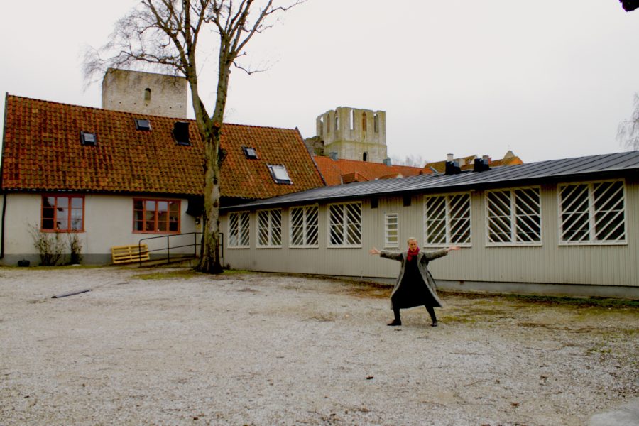 Linnéa Grimstedt, ordförande för Gotlands Kulturum, på gården utanför lokalerna där de ska flytta in till hösten, om allt går enligt planerna.