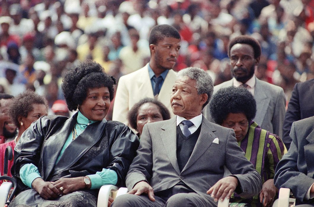 FILE - In this Feb. 13, 1990 file photo, Winnie Mandela, left, with her former husband Nelson Mandela, right, at a rally in Soweto, South Africa shortly after his release from 27 years in prison. South African state broadcaster SABC says anti-apartheid activist Winnie Madikizela-Mandela has died aged 81, it was reported on Monday, April 2, 2018. (AP Photo, File) Nelson Mandela med sin fru Winnie Madikizela-Mandela vid ett möte i Soweto 1990 strax efter hans frigivning efter 27 år i fängelse