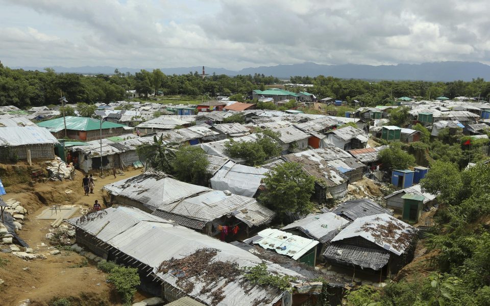 Många rohingyer bor i flyktingläger i Bangladesh.