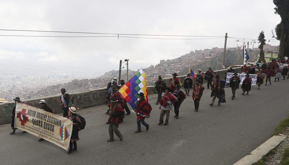 Quechua indigenous from the Qhara Qhara ethnic group march to the capital to demand the state recognize what they consider their ancestral land in the south, as they arrive to La Paz, Bolivia, Monday, March 18, 2019. The demonstrators have been walking for over a month, starting on Feb. 6 in the city of Sucre, in the department of Chuquisaca. (AP Photo/Juan Karita) Qhara Qhara-folket i Bolivia marscherade de 70 milen till La Paz på 41 dagar