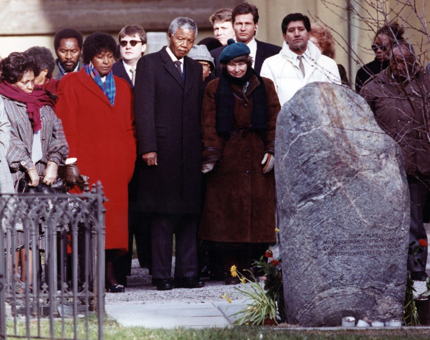 STOCKHOLM 19900314
Nelson Mandela besˆker Olof Palmes grav vid Adolf Fredriks kyrka i centrala Stockholm tillsammans med bland andra sin hustru Winnie Mandela och Lisbeth Palme (med basker). Fˆr en mÂnad sedan blev Mandela frisl‰ppt efter 27 Âr i sydafrikanskt f‰ngelse.
Foto: Bjˆrn Elgstrand / SCANPIX / Kod: 37770 Nelson Mandela besöker Olof Palmes grav i centrala Stockholm 1990 tillsammans med bland andra sin hustru Winnie Mandela och Lisbeth Palme (med basker)