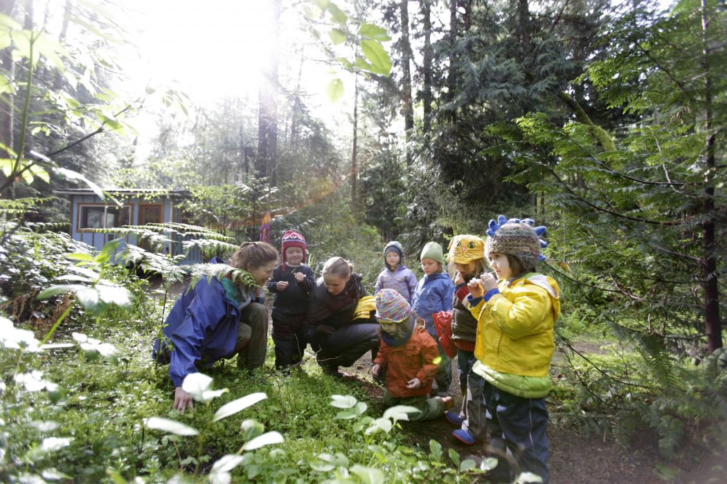 Teachers Erin Kenny, left, and Karen Olsen, third from left, help children attending Cedarsong Nature School's outdoor preschool identify and eat leaves of the edible plant Miner's Lettuce, Wednesday, May 5, 2010, on Vashon Island, near Seattle. Students at the three-hour-a-day school spend the entire time outside in nature. (AP Photo/Ted S. Warren) Föräldrarna har ett stort ansvar för att barnen ska bli medvetna och engagerade i natur och miljö, menar Carmen Sosa