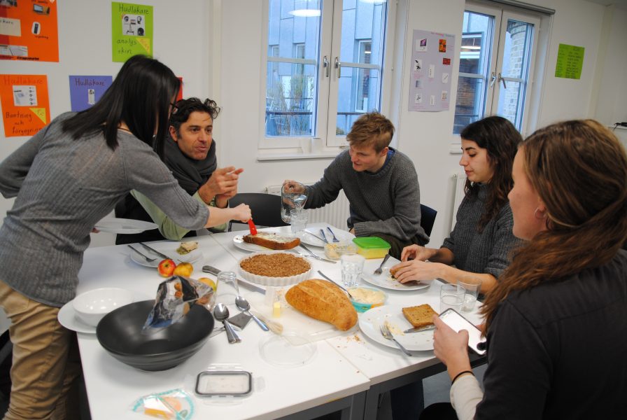 Workshoppen i Lund är ett knytkalas, dit deltagarna har tagit med allt från hummus till äppelpaj.