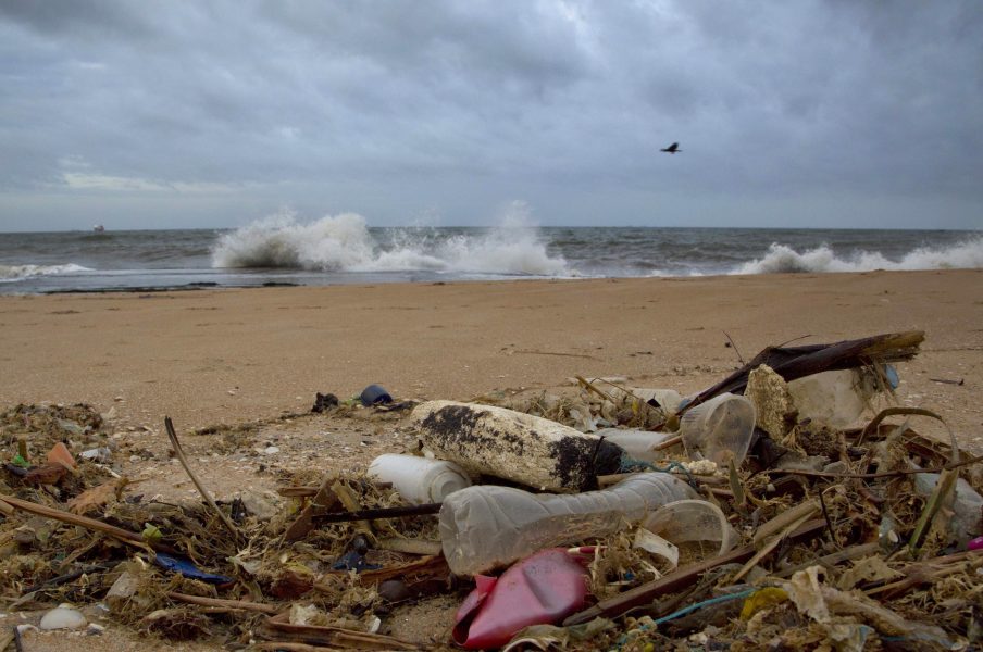 Uppsköljd plast på en strand i Sri Lanka.