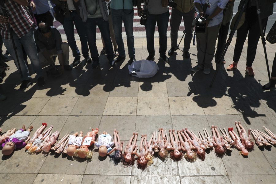 Dockor har lagts ut utanför parlamentet i Marockos huvudstad Rabat i protest mot landets abortlagar.