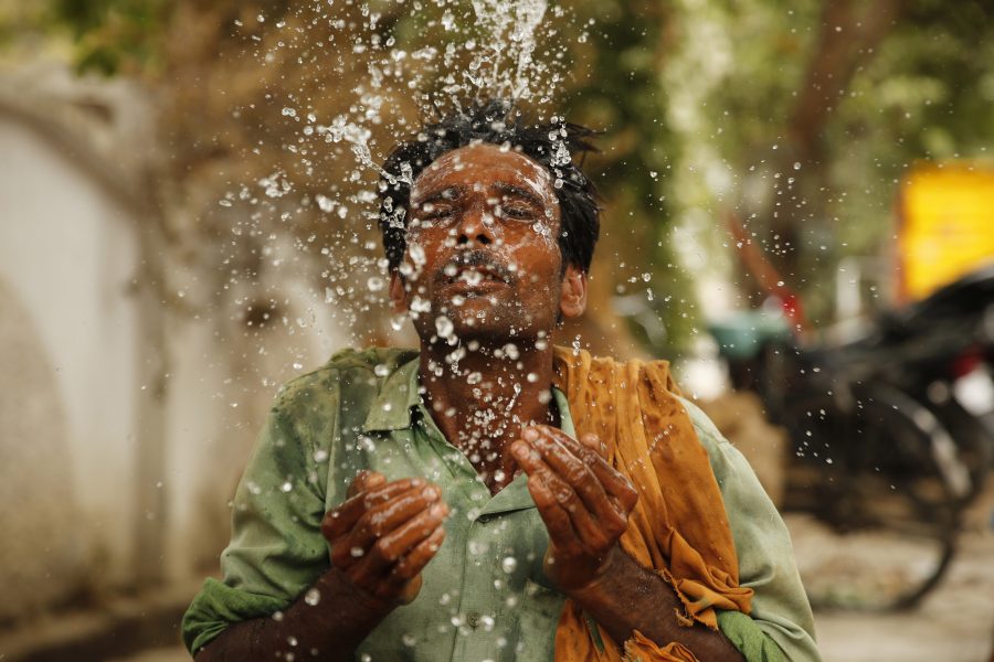 En arbetare försöker kyla ner sig själv under en het dag i indiska Allahabad tidigare i år.