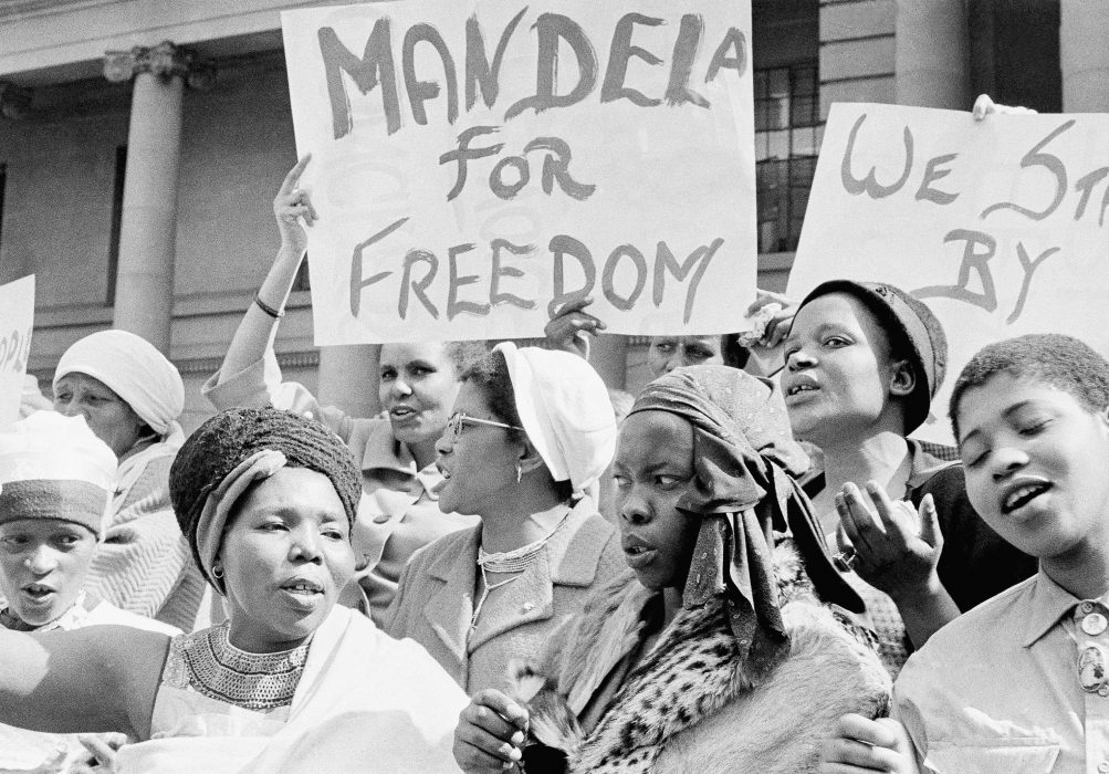 African women join in a demonstration in South Africa, Aug. 16, 1962, demanding the release of Nelson Mandela, former secretary of the banned African National Congress, who appeared in court on a charge of incitement. The women, together with Winnie Mandela chanted Birgitta Karlström Dorph följde vad som hände inom motståndsrörelsen mot apartheid och såg om hon kunde hitta människor och organisationer som skulle kunna få svenskt bistånd