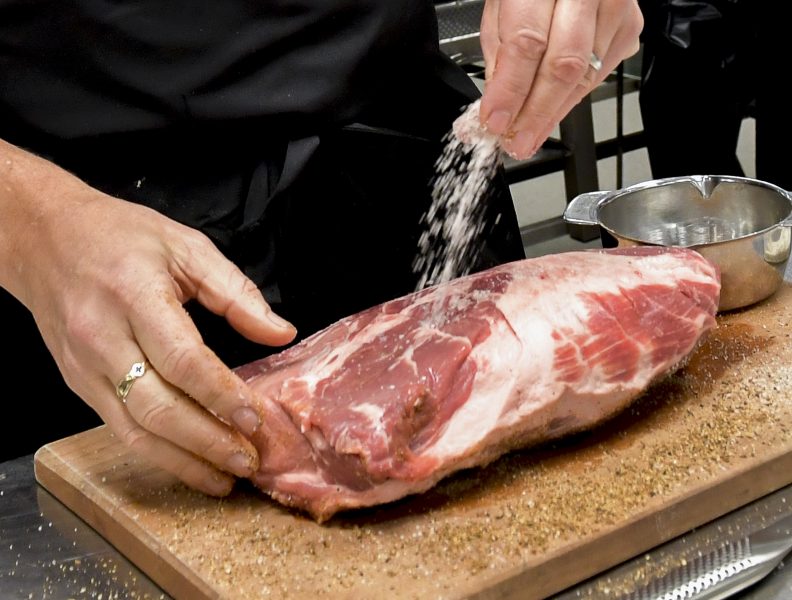 Svenskarnas köttkonsumtion fortsätter att minska, enligt Jordbruksverket.