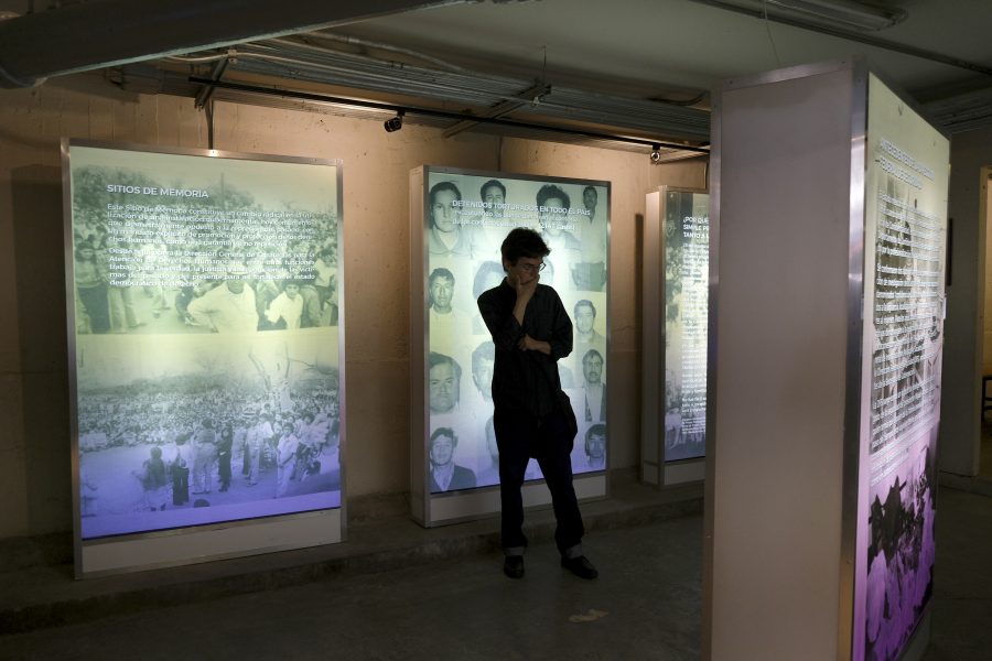 En besökare betraktar en nyöppnad utställning i Mexico City till minne av offren för det så kallade smutsiga kriget i Mexiko under 1970-talet då vänstersympatisörer mördades och torterades.