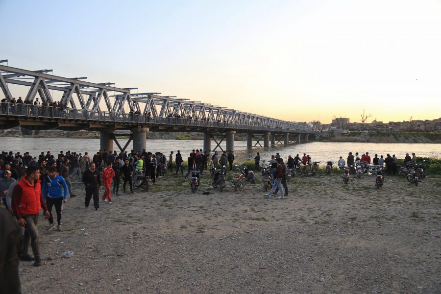 Invånare och anhöriga samlas vid Tigris i Mosul efter den färjeolycka som krävde nästan 100 liv.