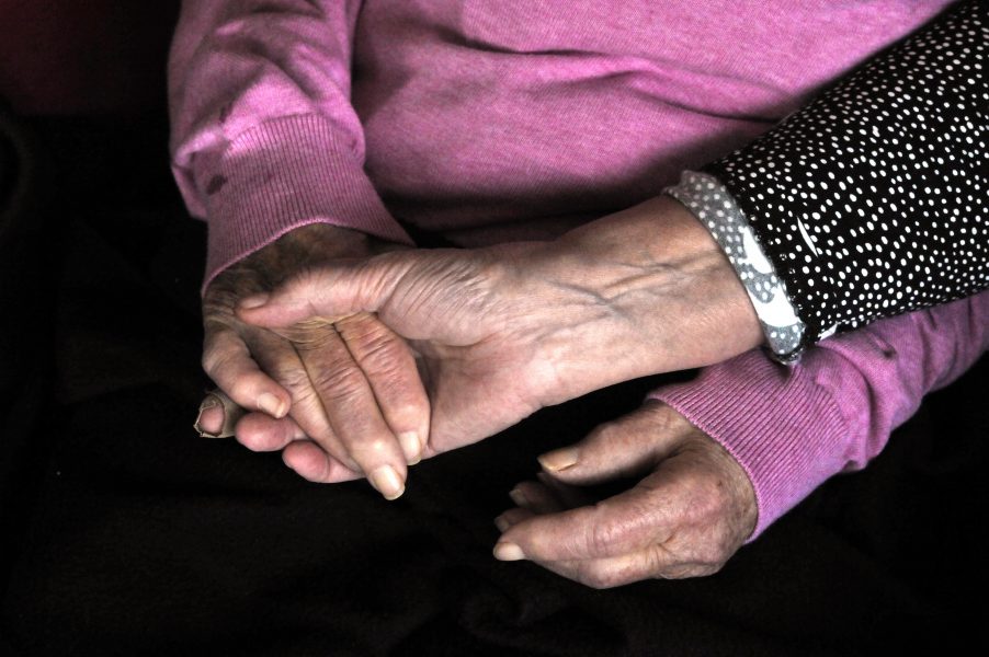 Anhöriga till utlandsfödda dementa tar inte del av samhällets stöd i samma utsträckning som anhöriga till inrikesfödda.