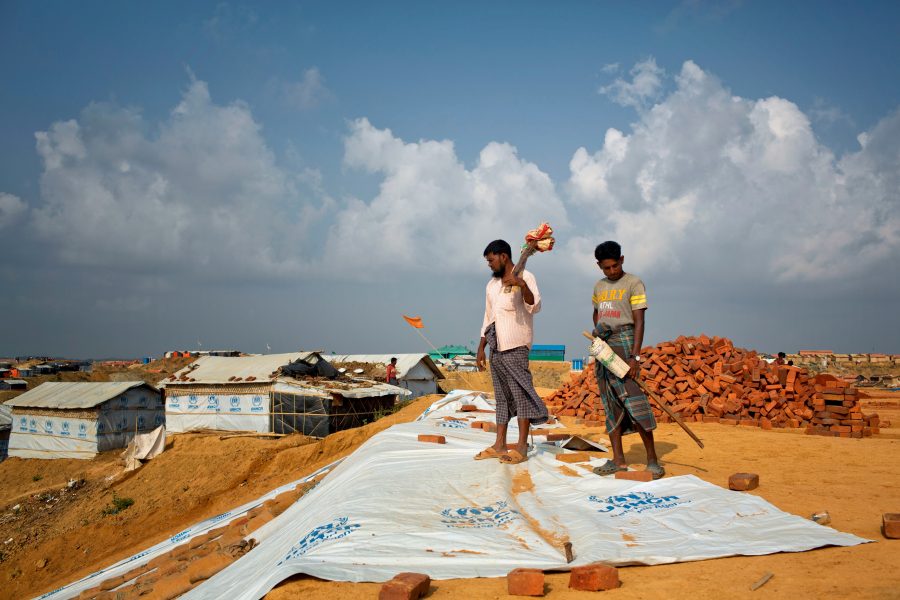 Rohingyer i flyktinglägret  Kutupalong i Bangladesh täcker marken med plast för att stoppa eventuella jordskred när monsunen drar in.