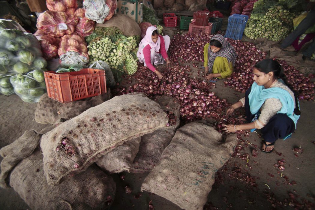 Indian women workers sort onions at a wholesale market on the outskirts of Jammu, India, Saturday, March 15, 2014. India's key inflation rate has dropped to its lowest level in nine months. The easing of the price increases comes less than a month before general elections in the world's most populous democracy. (AP Photo/Channi Anand) ”Ofta förekommer påtryckningar och motstånd inom familjen på grund av stereotyper som slår fast att det är kvinnornas huvudansvar att ta hand om familjen”, säger Aparna Saraogi, som arbetar för organisationen Women Entrepreneurship and Empowerment