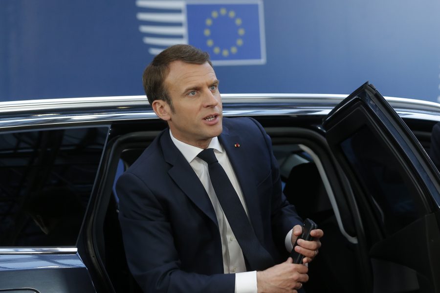 Frankrikes president Emmanuel Macron skriver att kampen mot terrorgrupper måste fortsätta.