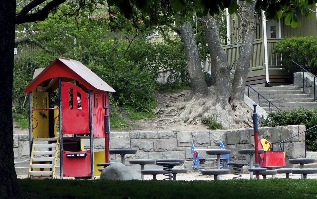 STOCKHOLM 2014-05-15
Barn leker i lekstuga på en lekplats.
Foto Hasse Holmberg / TT Kod 96 Det räcker inte med några träd eller en park för att stimulera barns upplevelse av natur