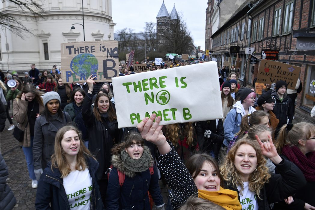 LUND 20190315
Demonstranter som deltar i den globala kllimatstrejken "Global strike for future" p Stortorget i Lund.
Foto: Johan Nilsson / TT kod 50090 Bild från den senaste globala klimatstrejken den 15 mars, här från Lund
