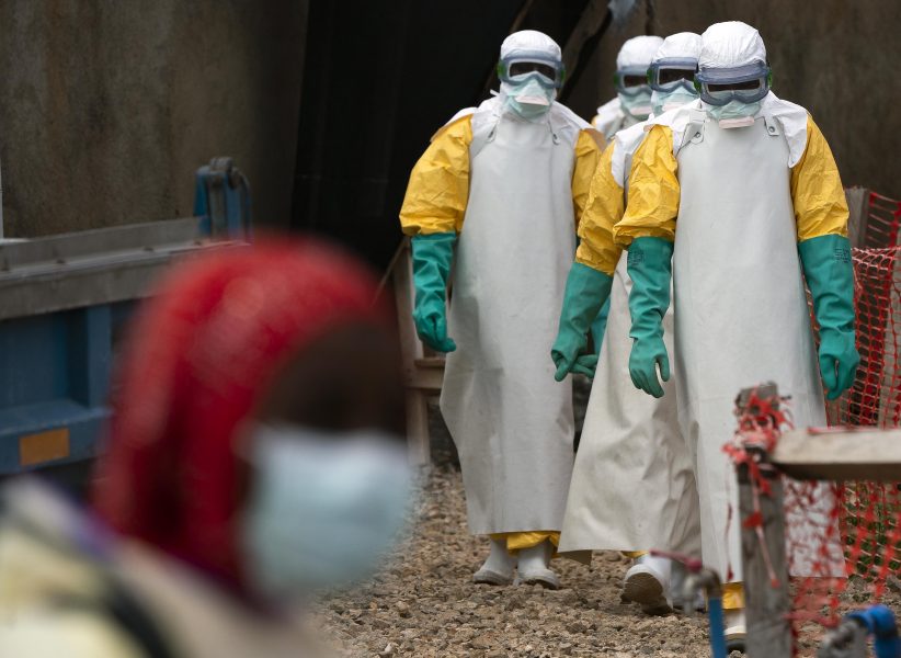 Vårdpersonal i staden Beni i nordöstra Kongo-Kinshasa bär skyddsdräkter för att skydda sig mot ebolasmitta.