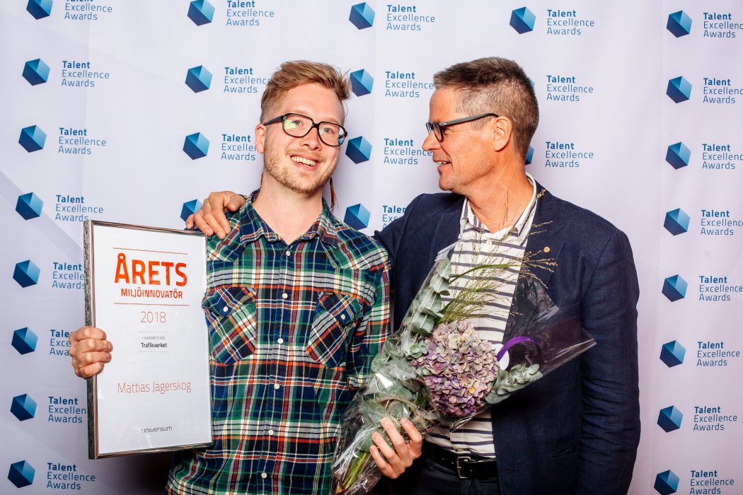 Mattias Jägerskog, till vänster, får priset Årets Miljöinnovatör 2018 av Trafikverkets måldirektör Sven Hunhammar, till höger, för arbetet med Skjutsgruppens app
