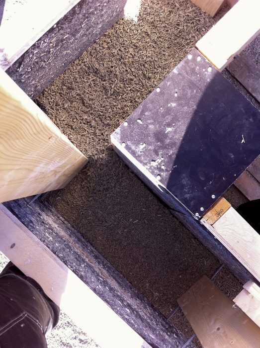Hampaskävor blandat med hydrauliskt kalk och vatten blir det som kallas ”hempcrete” eller hampabruk