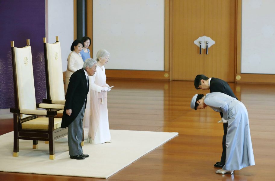 Japanska kejsaren Akihito och kejsarinnan Michiko hälsas av kronprins Naruhito och kronprinsessan Masako under en ceremoni för att fira Akihitos 30 år som regent.