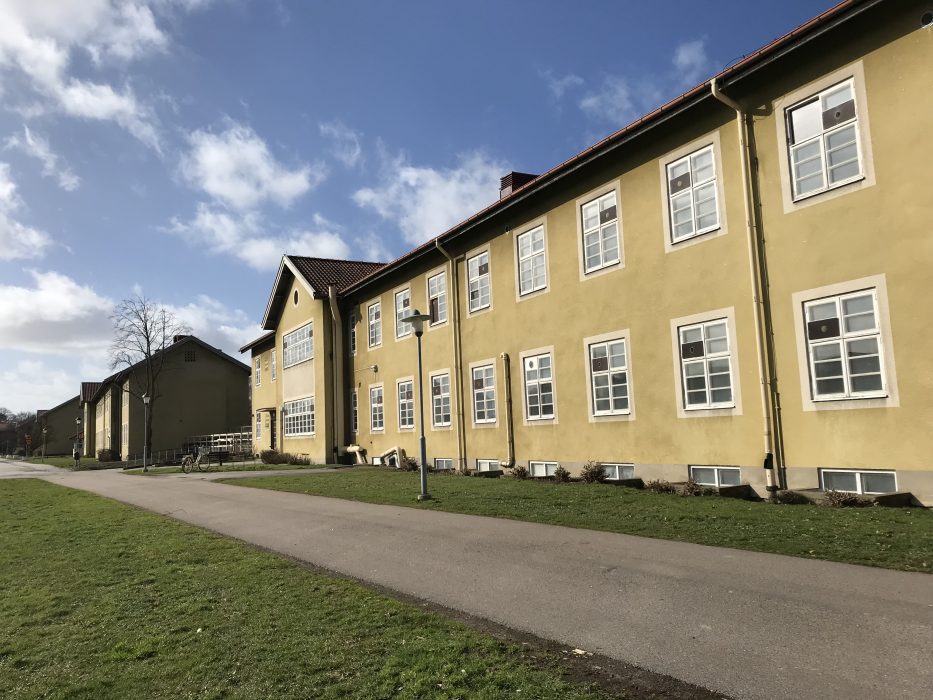 Röda oasens hållbarhetstänk märks i allt från valet av återbrukade och klimatsmarta byggmaterial till att de boende ska kunna dela på exempelvis bilar, maskiner och vardagssysslor som att laga mat och ta hand om barnen