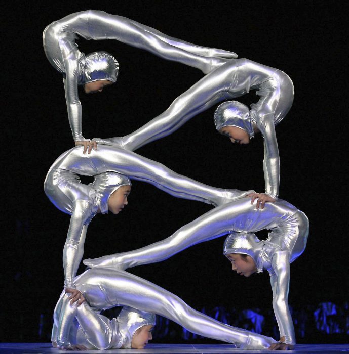 Young Chinese acrobats perform at The 7th International Acrobatics Festival in Wuhan, in central China's Hubei Province Friday Oct. 27, 2006. More than 300 acrobatic performers from 7 countries are taking part in the one week event which kicked off Friday. (AP Photo/EyePress) ** CHINA OUT ** Det ska böjas i tid det som krokigt ska bli