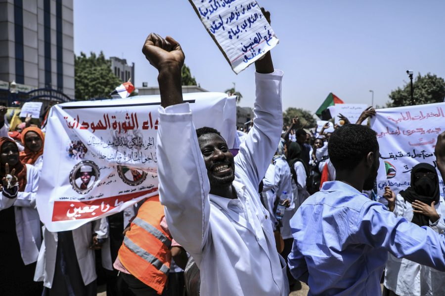 Demonstranter utanför arméns högkvarter i Khartum förra veckan.