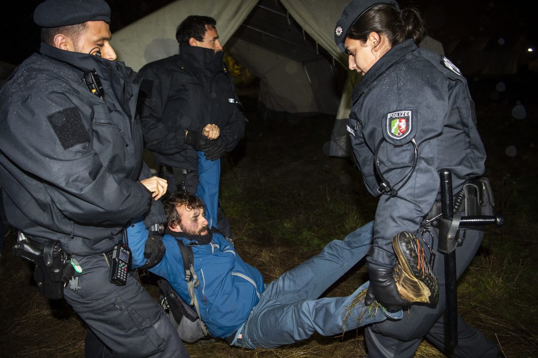 In this Wednesday evening, Oct. 24, 2018 photo an activist is carried away when police clear a protest camp against lignite coal mining near the Hambach Forest in Kerpen, western Germany. Christophe Gateau/dpa via AP) Jelte Burfeind som deltar i workshopen har funderat mycket kring bilden av den maskulina ”hjälten”, längst fram på aktionerna