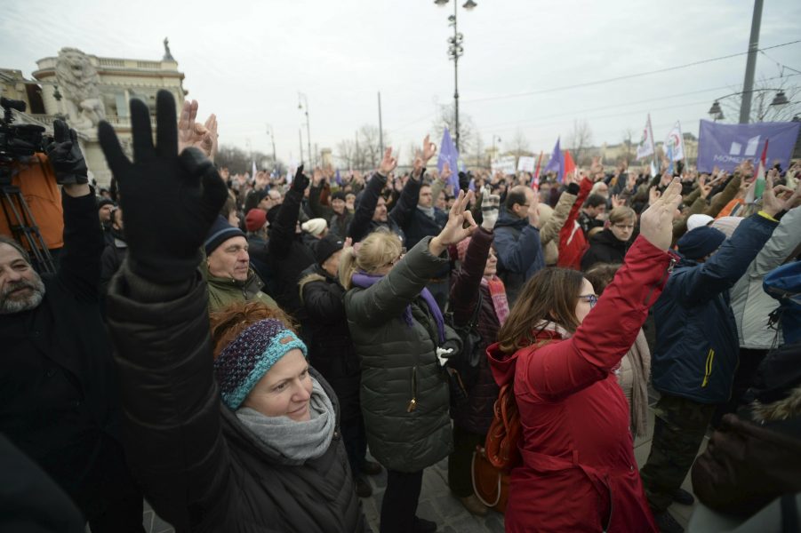 Människor som protesterar mot det som kritiker kallar slavlagen, Budapest 19 januari.