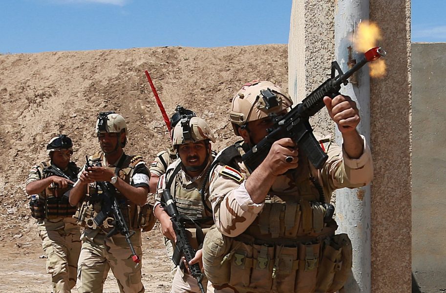 Irakiska soldater under en träningsinsats tillsammans med soldater ur den USA-ledda militäralliansen som bekämpar IS i Irak och Syrien.