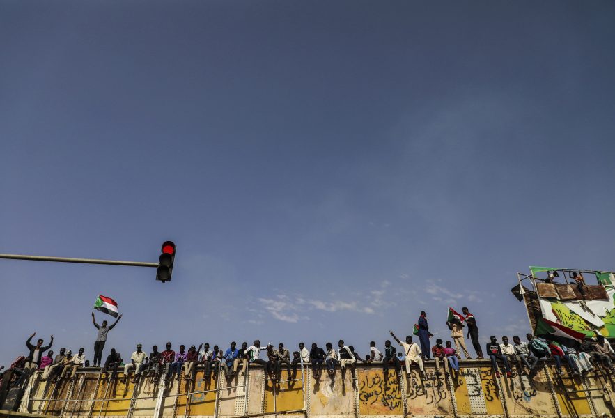 Sittstrejkande demonstranter i Sudans huvudstad Khartum i fredags.
