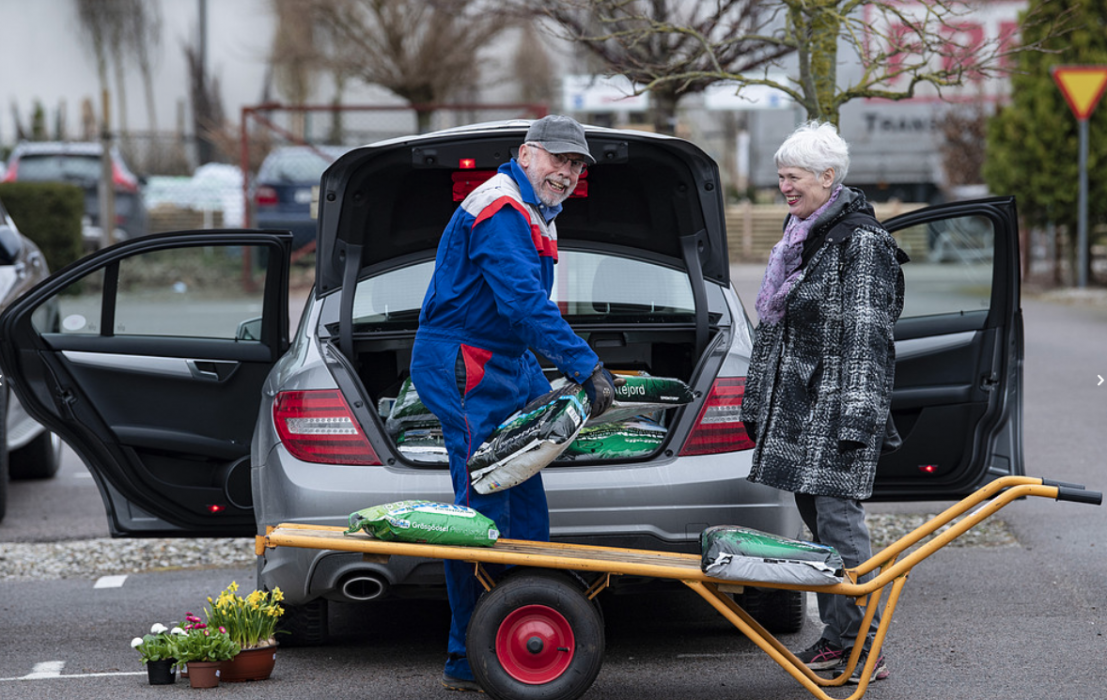 Hans och Karin Andersson från Genarp har handlat kogödsel, sättpotatis, fröer och blommor att ha vid ytterdörren strax efter öppning på handelsträdgården Flyinge Plantshop utanför Lund