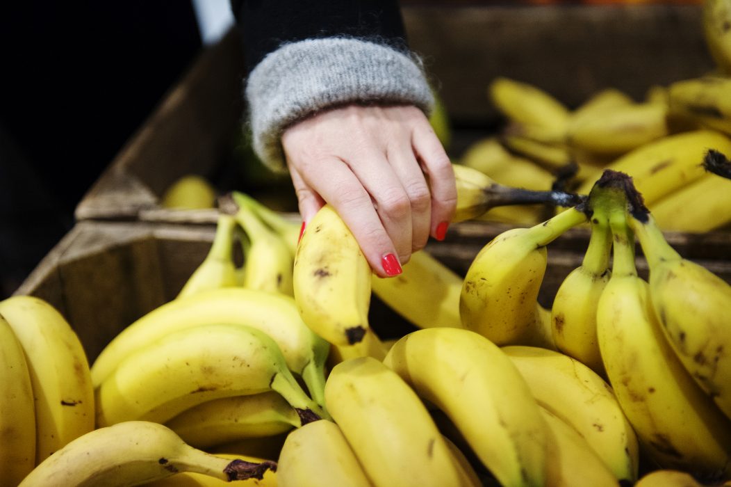 STOCKHOLM 20141210
En kund handlar bananer i ekomatbutiken Eat
Foto: Izabelle Nordfjell / TT / kod 11460 Det allra bästa för miljön är att inte köpa några bananer alls, påpekar forskarna